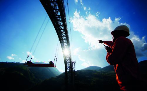 2018年12月10日，云南大理至瑞丽铁路全线重点控制性工程——怒 江 四 线 特大桥钢桁拱顺利合龙，标志着中国“一带一路”中缅国际铁路通道建设取得重大进展。图/ 新华 