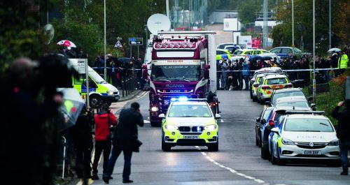 2019年10月23日，在英格兰东南部埃塞克斯郡一个工业园，警方带走发现尸体的集装箱货车。图/IC